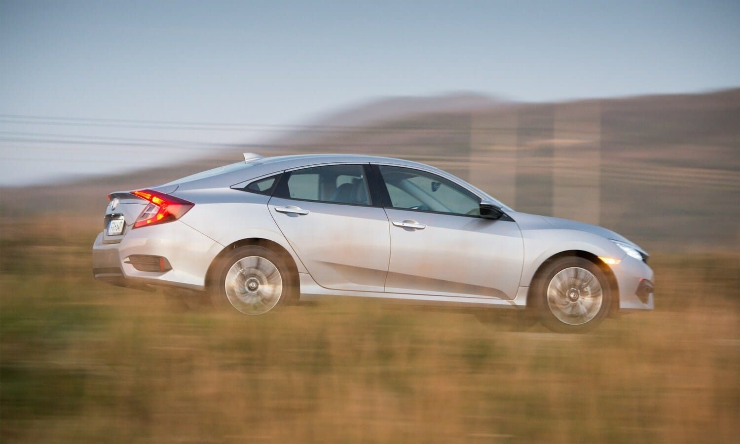 Honda Civic Sedán 1.6 i-DTEC rear-side 2018