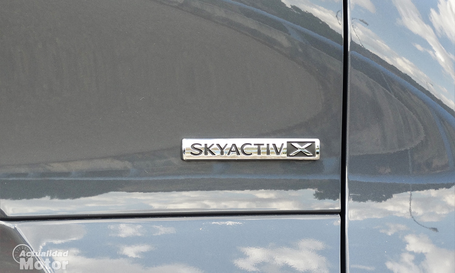 Inscripción Mazda motor Skyactiv-X