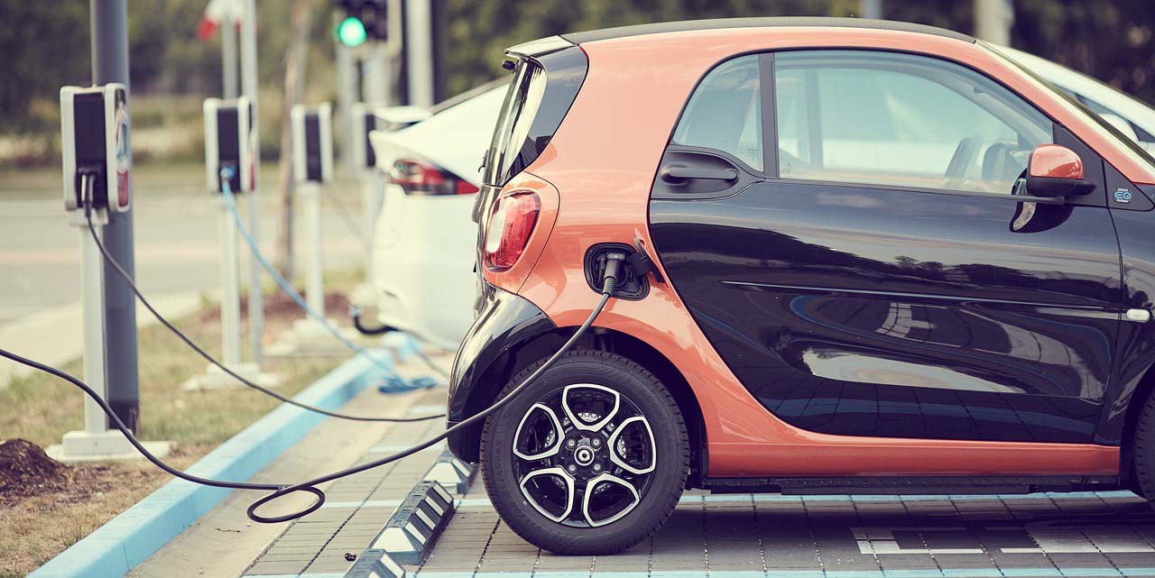 coche electrico cargando