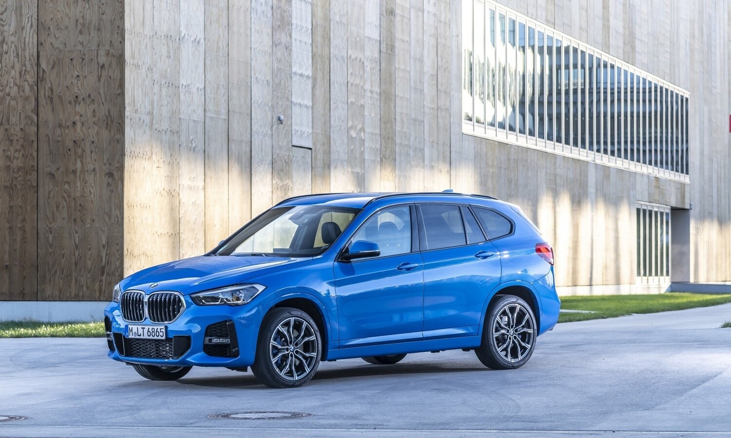 Nové BMW X1 xDrive25i, M Sport, modrá metalíza Misano (09-2019)