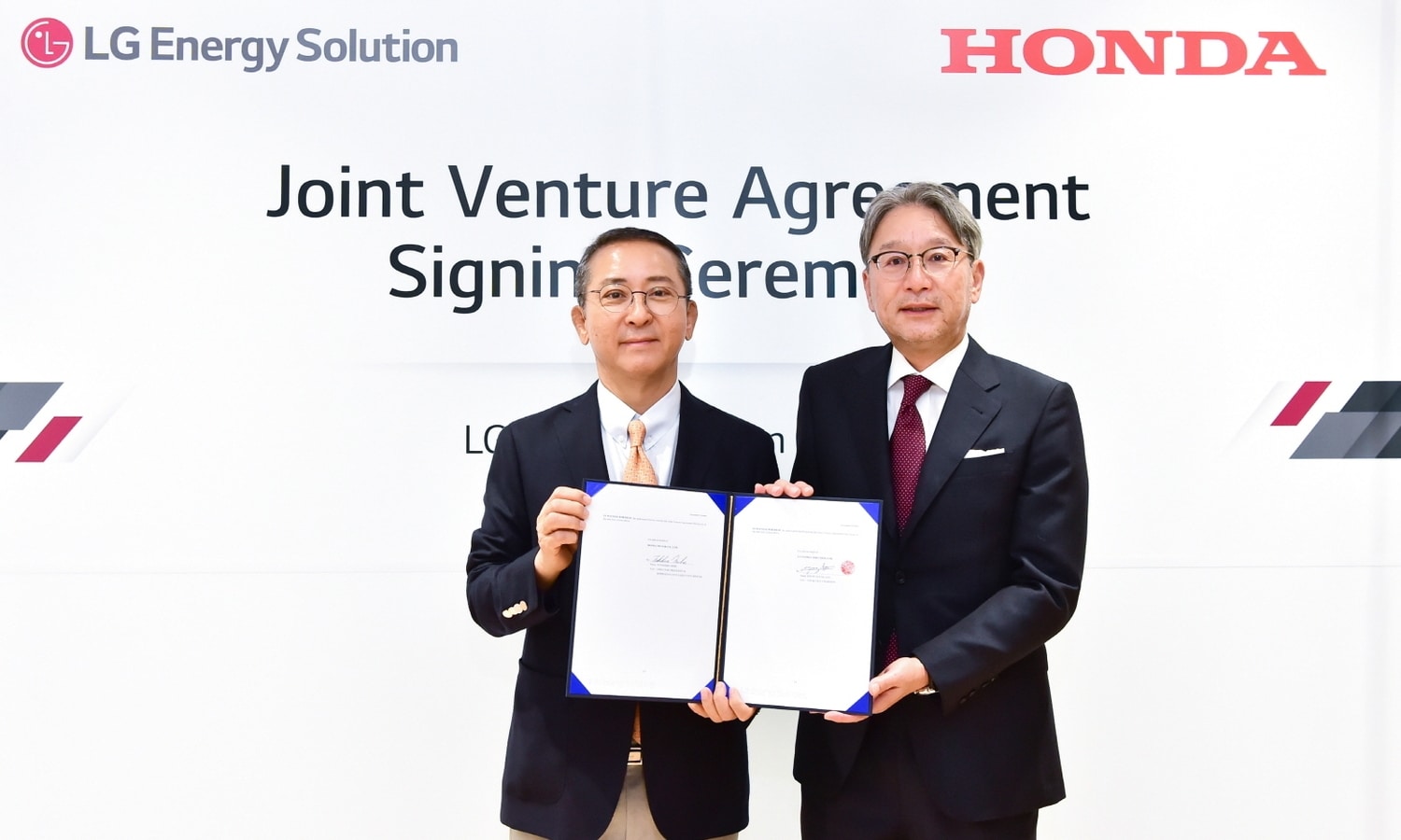 Youngsoo Kwon, generálny riaditeľ spoločnosti LG Energy Solution, a Toshihiro Mibe, prezident, generálny riaditeľ a zástupca riaditeľa spoločnosti Honda Motor Co., Ltd.