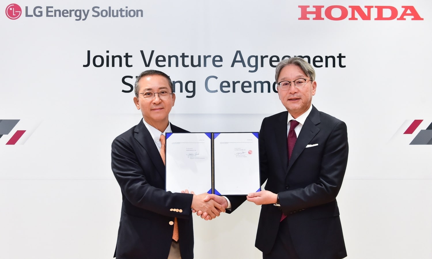 Youngsoo Kwon, administrerende direktør for LG Energy Solution, og Toshihiro Mibe, præsident, administrerende direktør og repræsentant for Honda Motor Co., Ltd.