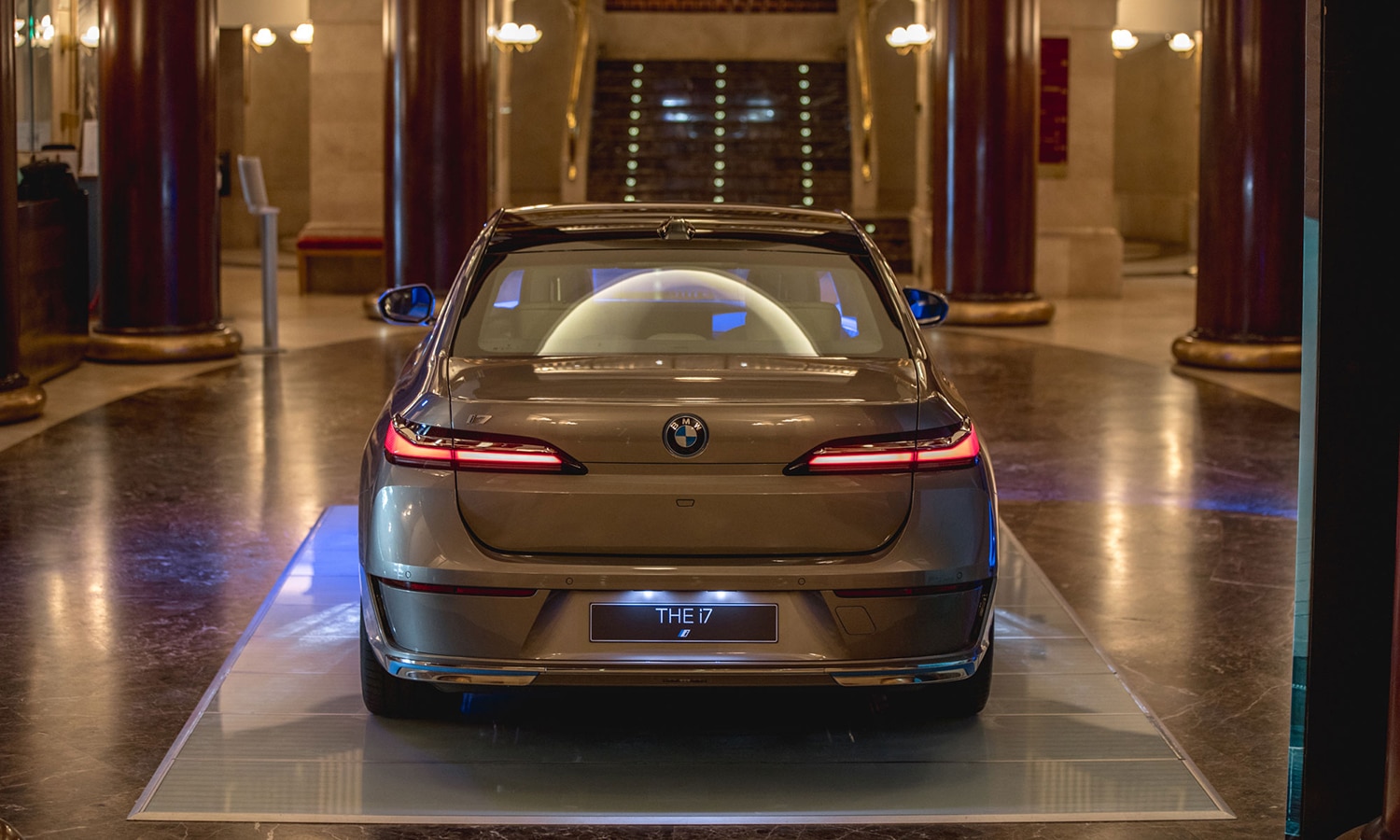 BMW i7 trasera