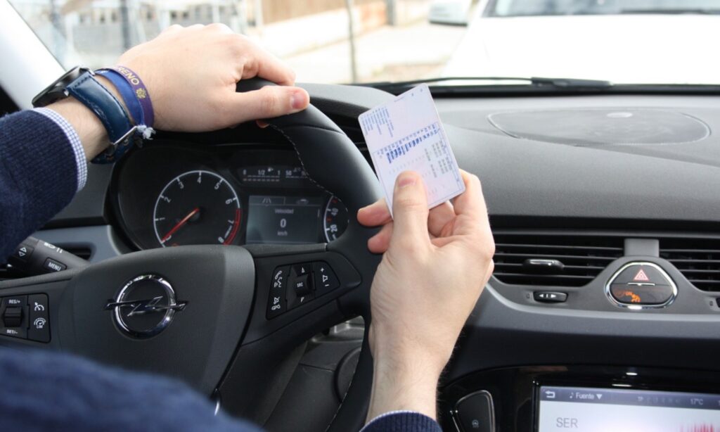 Carnet conducir 17 años 2023