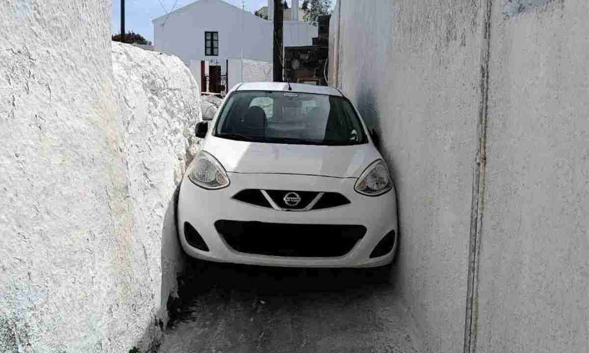 Nissan Micra steckt in Santorini 0 fest