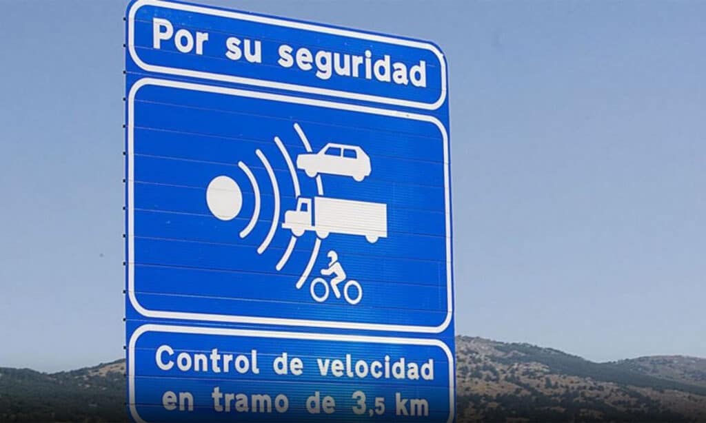 Radar de tramo señal carretera
