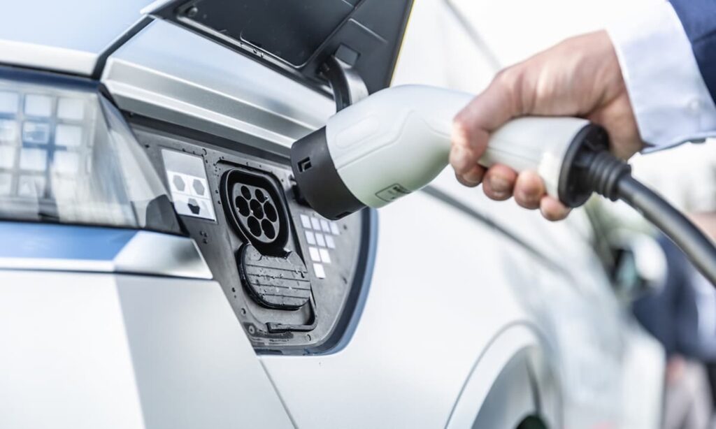 Las electrolineras para tu coche eléctrico: cómo son, dónde están y cómo se paga
