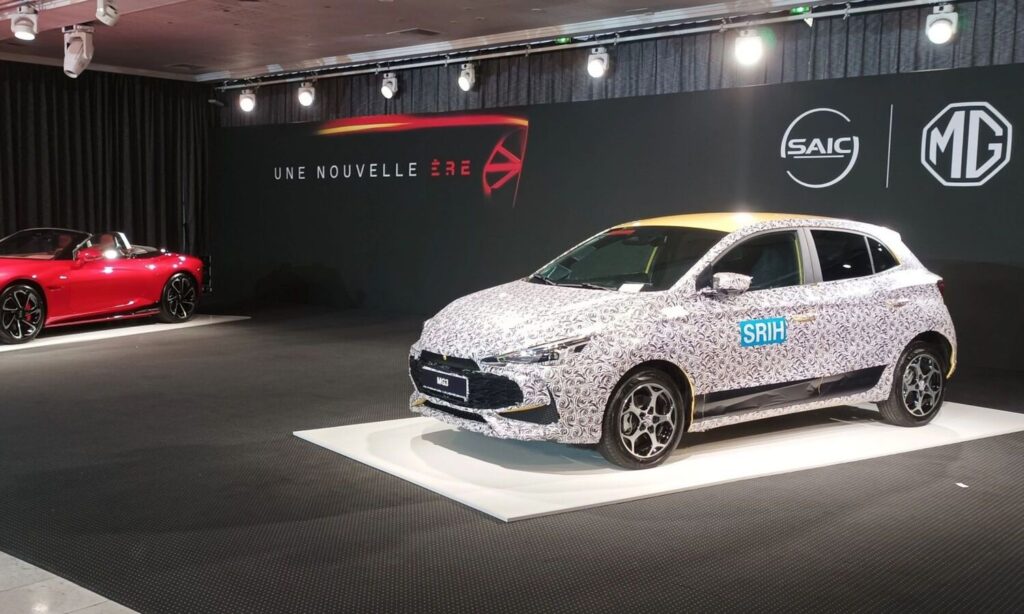 MG 3 Hatch camuflado vs MG Cyberster 0