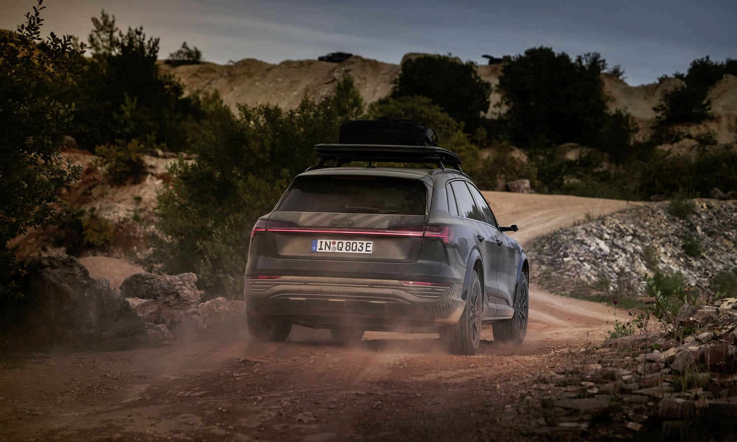 Audi Q8 e-tron edition Dakar trasera