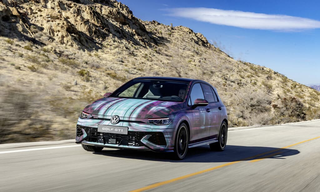 Volkswagen Golf 2024 CES camuflado