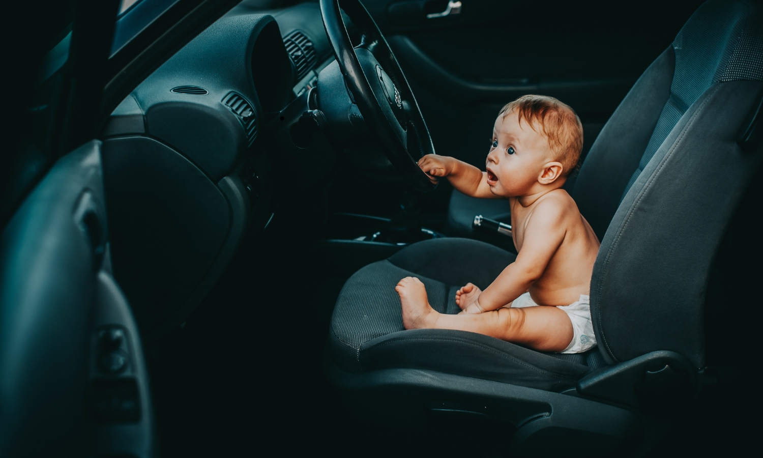 bebé solo en el coche