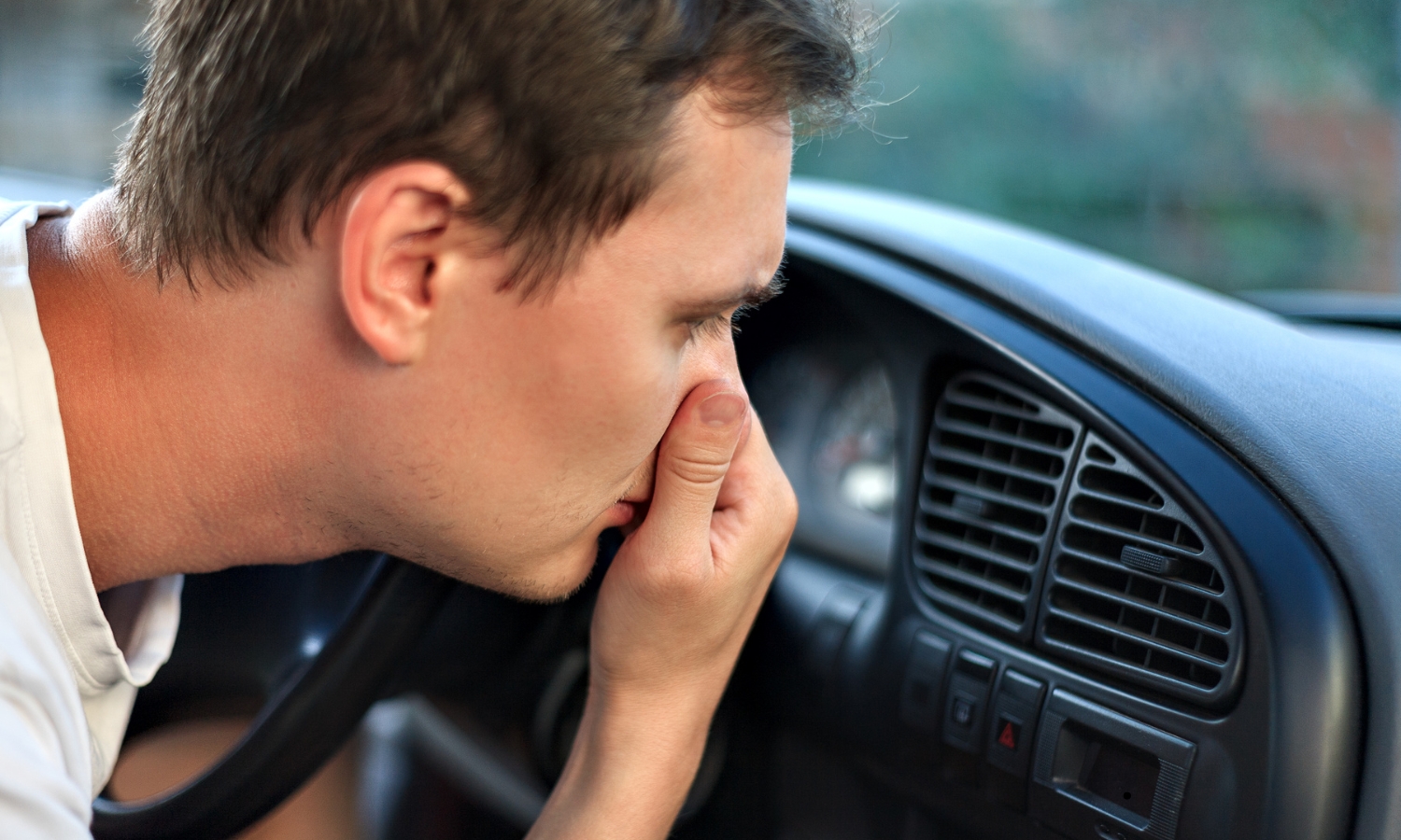 por qué huele a gasolina dentro del coche