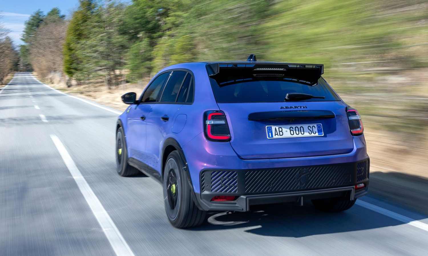 Abarth 600e conducción