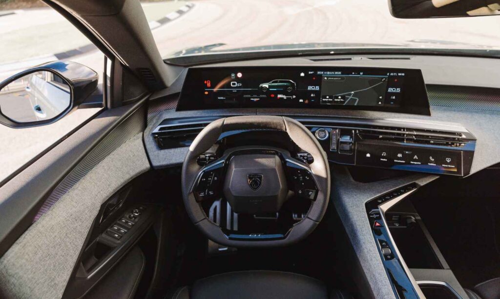 Kit Tappetini Auto Su Misura Per Peugeot 5008 Elettrica E Plug-in Hybrid 7 Posti 2024-2026 – 5 Pezzi, Moquette Nera, Cucitura Bianca, Fondo Antiscivolo, Made In Italy