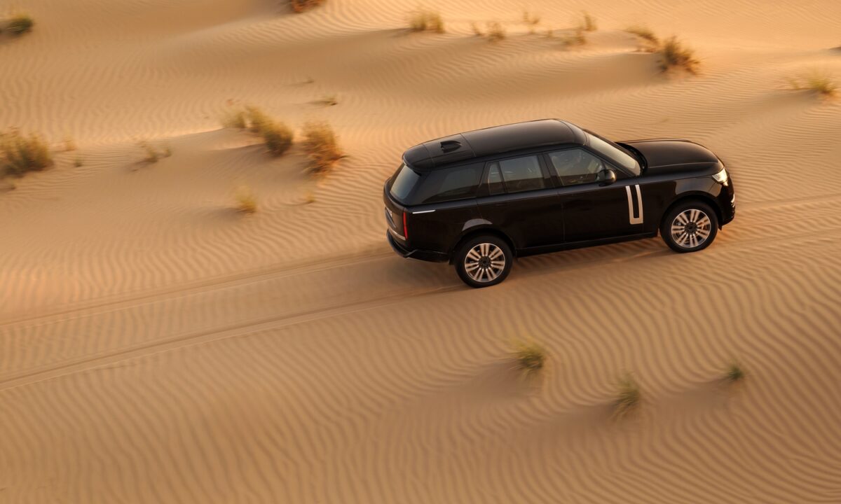 El Range Rover Electric muestra sus test de prueba en el desierto