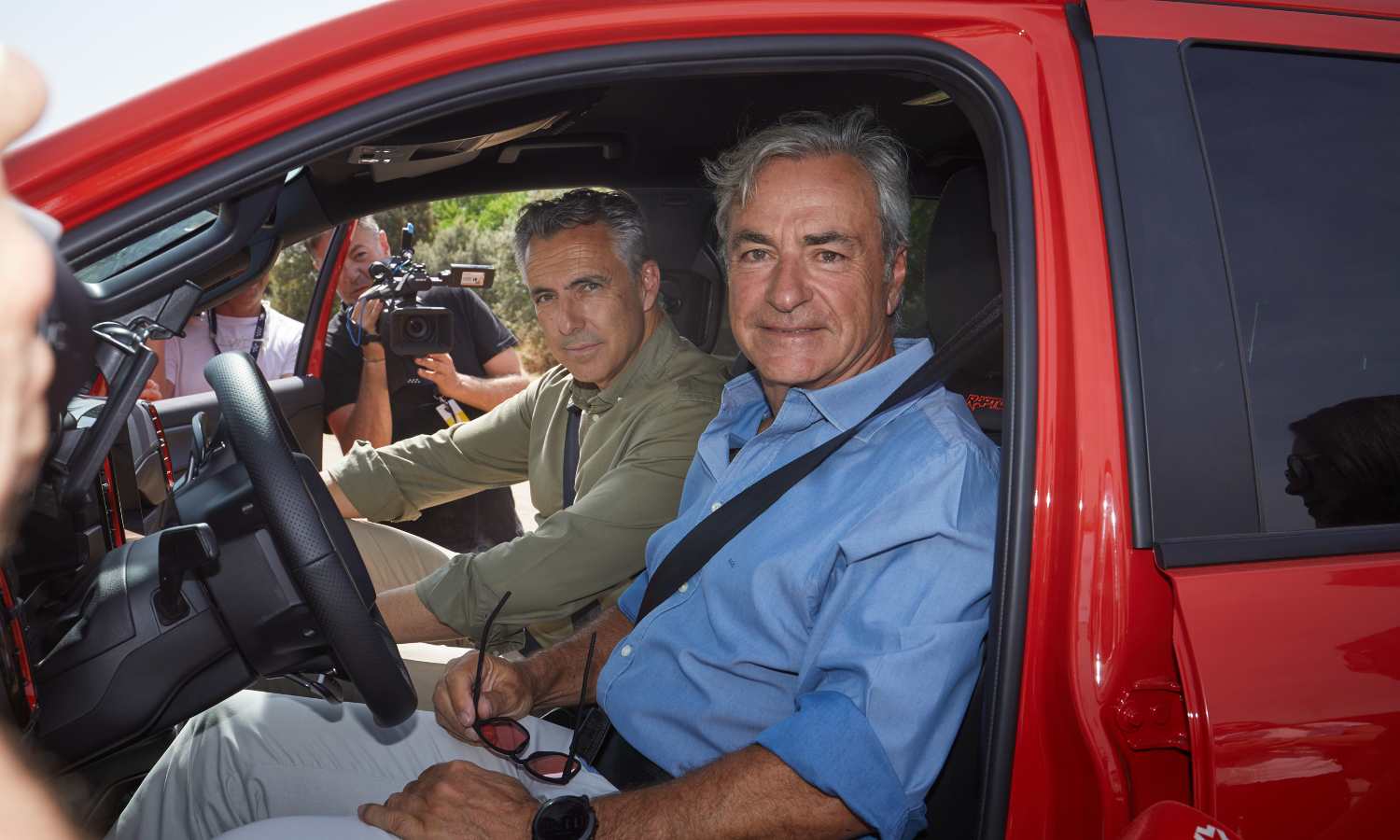 Carlos Sainz enseña los secretos de la Ford Raptor a los bomberos de Madrid