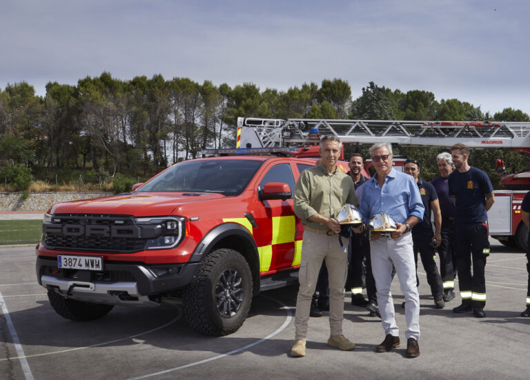 Carlos Sainz enseña los secretos de la Ford Raptor a los bomberos de Madrid