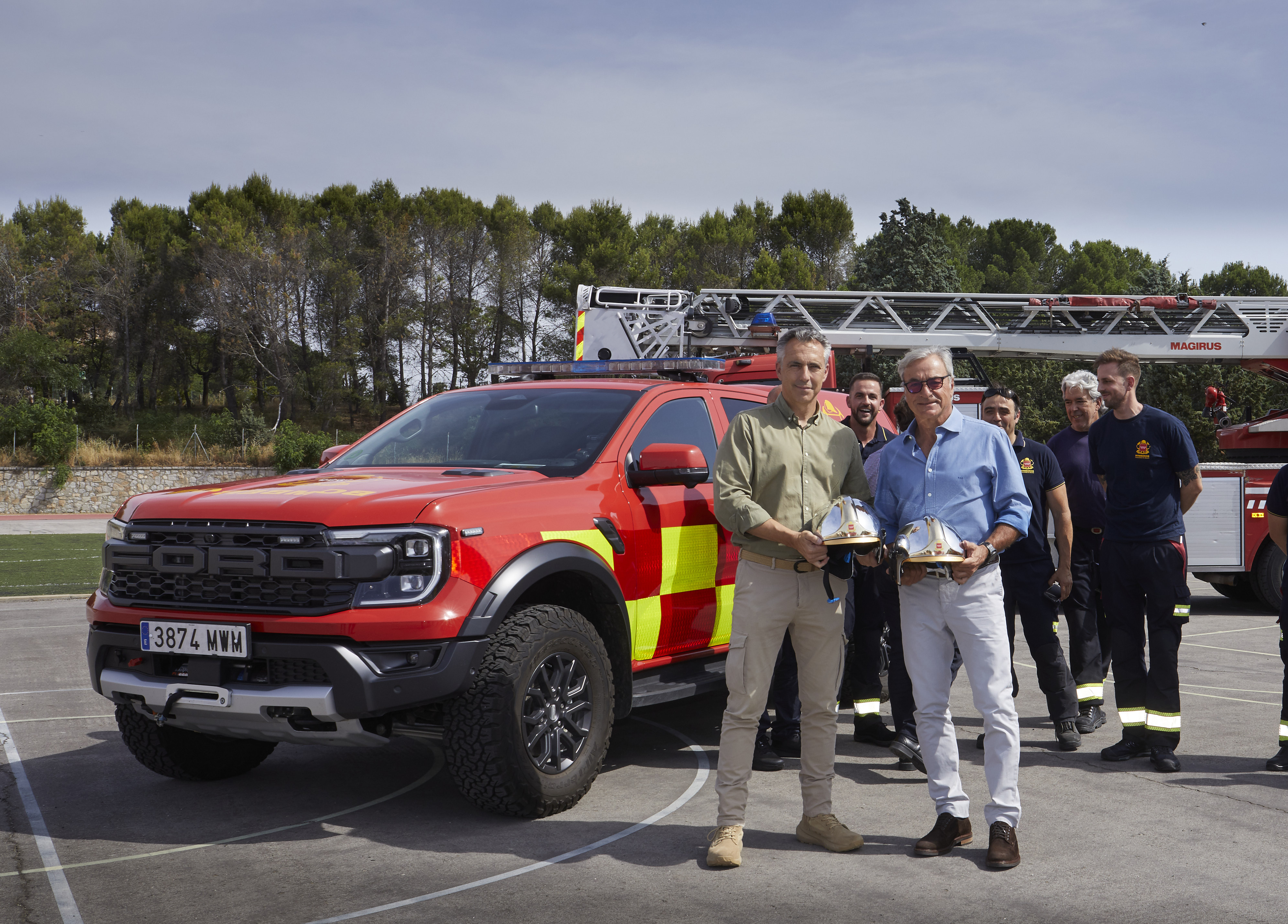 Carlos Sainz enseña los secretos de la Ford Raptor a los bomberos de Madrid