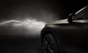 CUPRA actualiza los modelos Formentor y León con faros Matrix LED Ultra, asistente de tráfico cruzado delantero y el nuevo color Dark Void 0