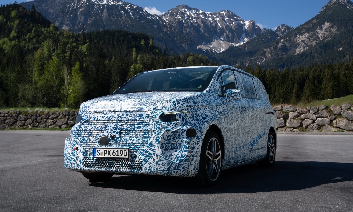 Test auf Langstrecke bestanden: Mercedes-Benz VLE ist effizient, alltagstauglich und agil im Handling dank HinterachslenkungMercedes-Benz VLE drives to Rome and passes long distance tests with flying colours