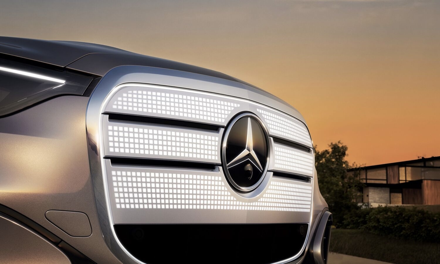 Neu definierter ikonischer Grill des GLC mit EQ Technologie mit Chromrahmen, Gitterstruktur in Rauchglasoptik und integrierter Konturbeleuchtung. Reimagined iconic grille of the GLC with EQ Technology features a chromed frame, a smoked-glass-look lattice structure, and integrated contour lighting.