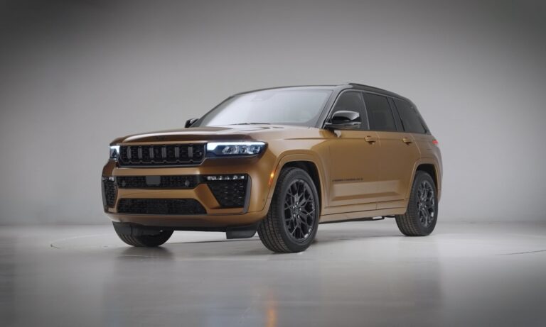 Jeep Grand Cherokee, front three-quarter view