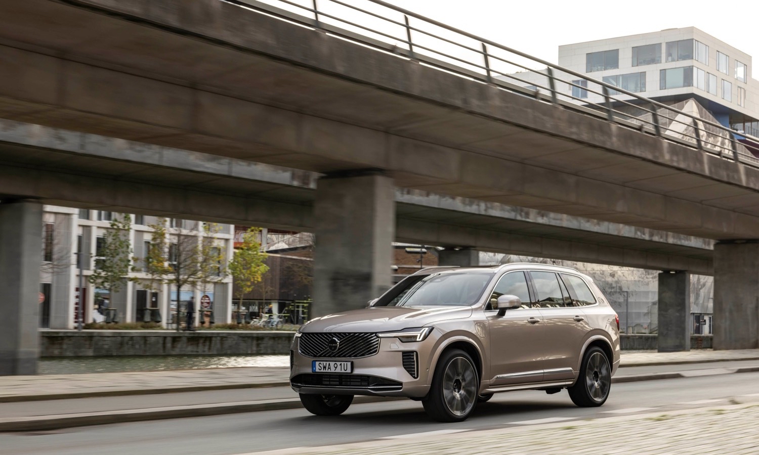 New Volvo XC90 T8 - dynamic