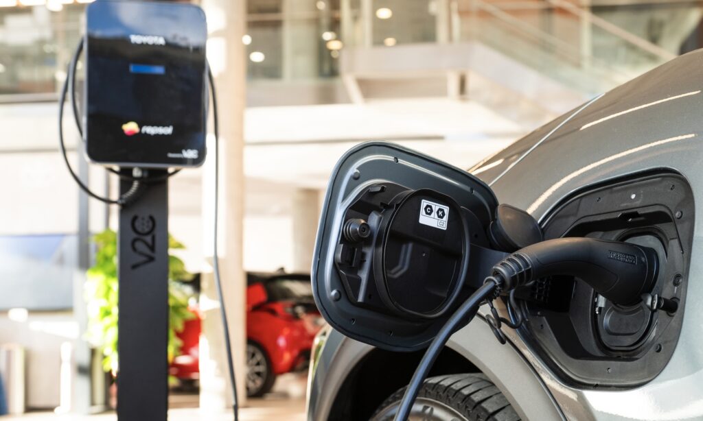Repsol y Toyota sellan una alianza para descarbonizar la automoción