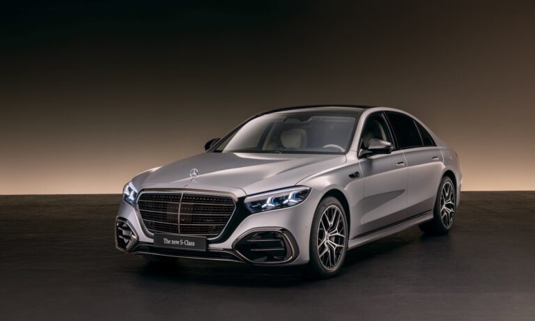 Die neue S-Klasse. Stuttgart, 2026. Lackfarbe: Hightechsilber metallic Exterieur: AMG Line; Night-Paket Interieur: Exklusives Nappa-Leder macchiatobeige / magmagrau; Exklusiv-Paket The new S-Class. Stuttgart, 2026. Exterior colour: Hightech silver metallic Exterior: AMG Line; Night Package Interior: Exclusive Nappa leather macchiatobeige / magmagrey; Exclusive Package