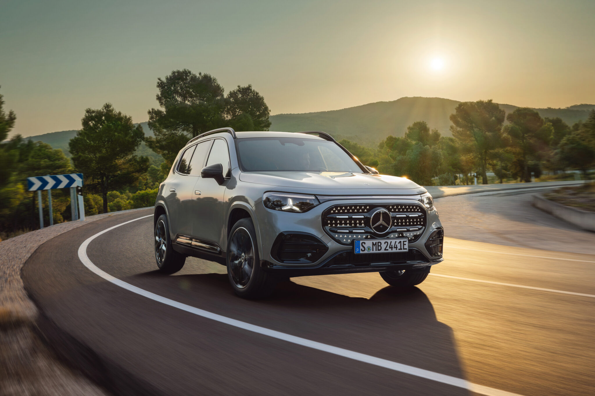 Der neue elektrische Mercedes-Benz GLB. Hightechsilber. The all-new electric Mercedes-Benz GLB. High-tech silver.