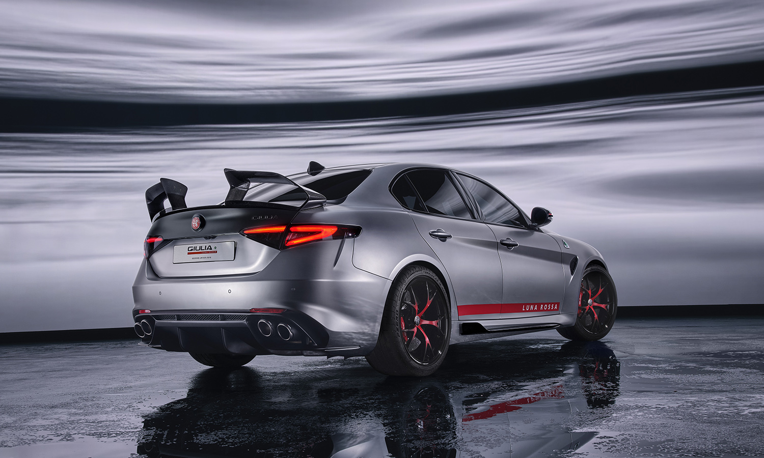 Alfa Giulia Quadrifoglio Luna Rossa trasera