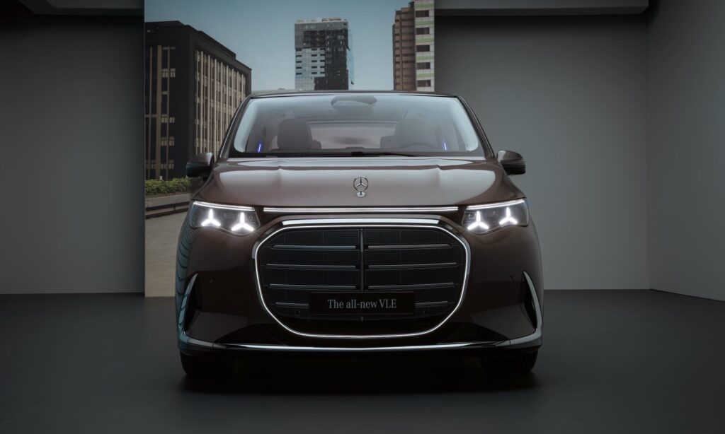 Der neue vollelektrische Mercedes-Benz VLE - Die Angaben sind vorläufig und wurden intern nach Maßgabe der Zertifizierungsmethode „WLTP-Prüfverfahren“ ermittelt. Es liegen bislang weder eine EG-Typgenehmigung noch eine Konformitätsbescheinigung mit amtlichen Werten vor. Abweichungen zwischen den Angaben und den amtlichen Werten sind möglich. The all-new electric Mercedes-Benz VLE - Figures are preliminary and were determined internally in accordance with the "WLTPtest procedure"certificationmethod. At present, there has been neither an EC typeapprovalnor a certificate ofconformitywith official values. There may be discrepancies between thefigures providedand the official values.