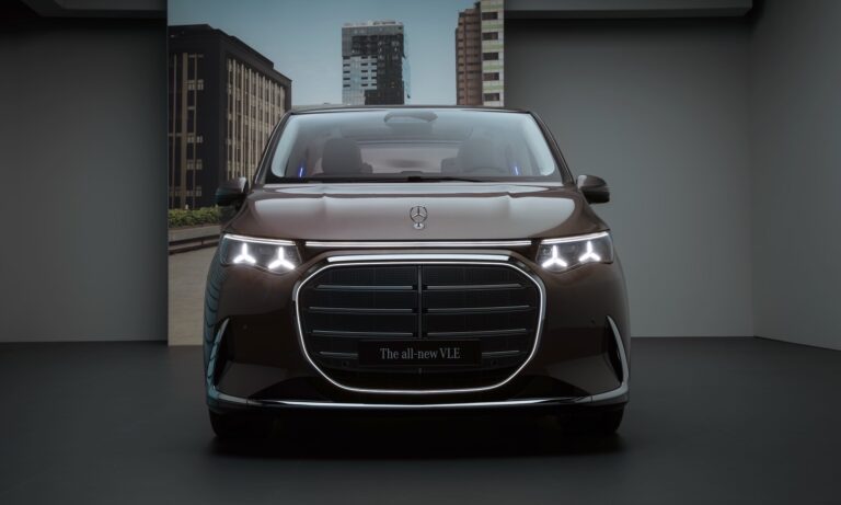 Der neue vollelektrische Mercedes-Benz VLE - Die Angaben sind vorläufig und wurden intern nach Maßgabe der Zertifizierungsmethode „WLTP-Prüfverfahren“ ermittelt. Es liegen bislang weder eine EG-Typgenehmigung noch eine Konformitätsbescheinigung mit amtlichen Werten vor. Abweichungen zwischen den Angaben und den amtlichen Werten sind möglich. The all-new electric Mercedes-Benz VLE - Figures are preliminary and were determined internally in accordance with the "WLTPtest procedure"certificationmethod. At present, there has been neither an EC typeapprovalnor a certificate ofconformitywith official values. There may be discrepancies between thefigures providedand the official values.