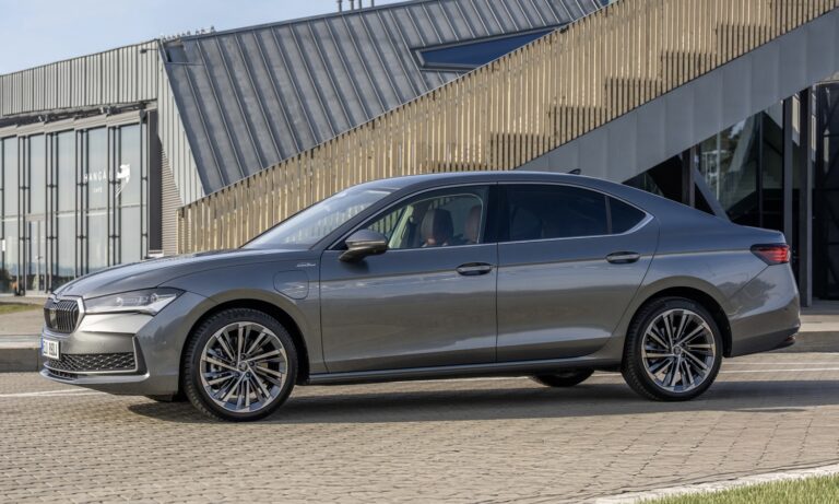 Skoda Superb Hatch version receives a plug-in hybrid powertrain with 200 kW output