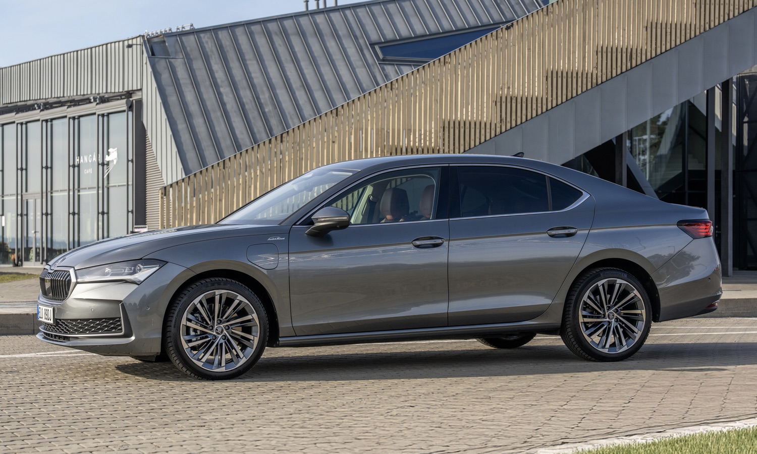 Skoda Superb Hatch version receives a plug-in hybrid powertrain with 200 kW output