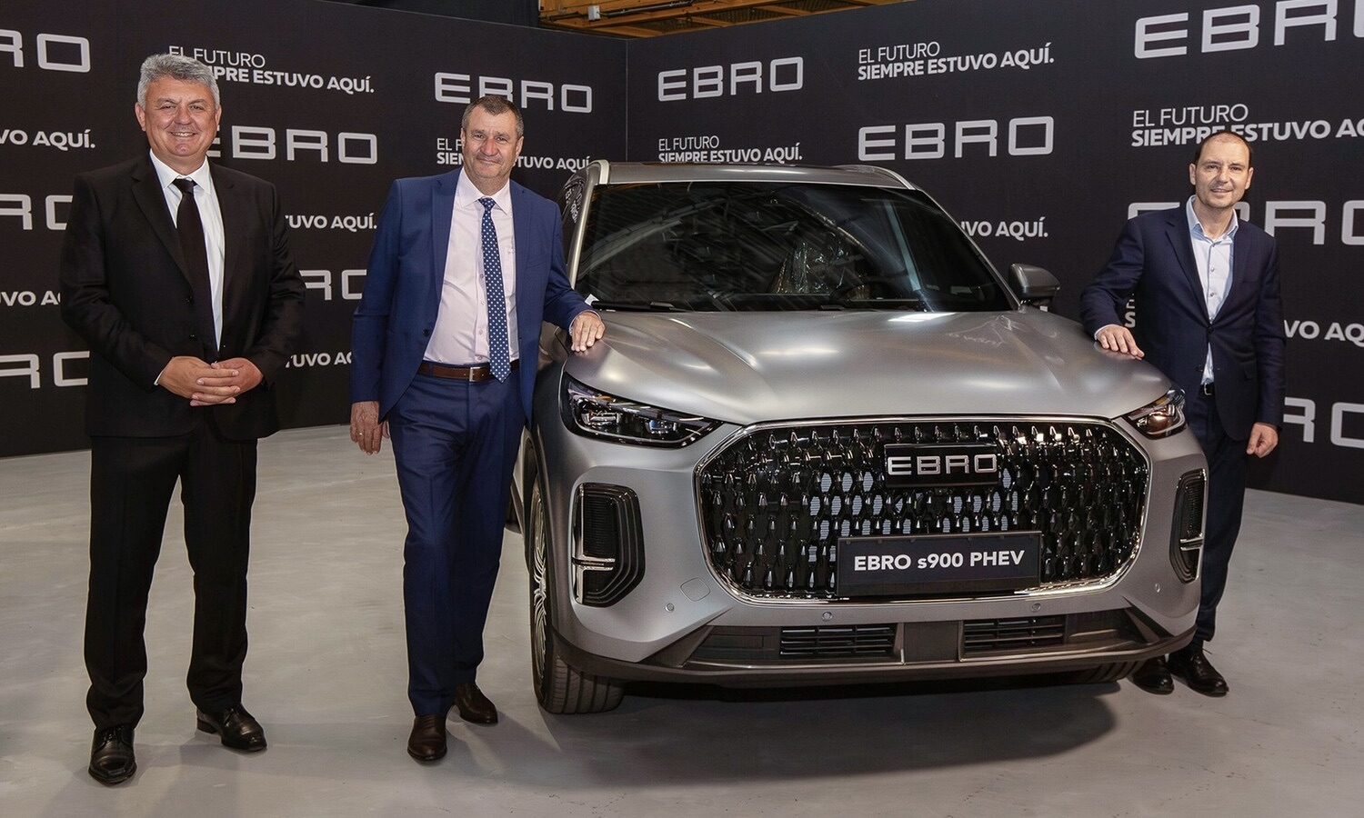 De izda a dcha- Kaloyan Ganev, Georgi Petrov, propietarios de Grupo CARIO, junto a Rafael Ruiz, Presidente de EBRO EV MOTORS junto a EBRO s900 PHEV - EBRO Bulgaria