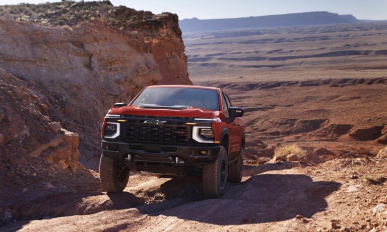 Chevrolet Silverado 1500 ZR2 Bison z roku 2027 v červeném odstínu Apex Red zobrazený v pouštním prostředí.