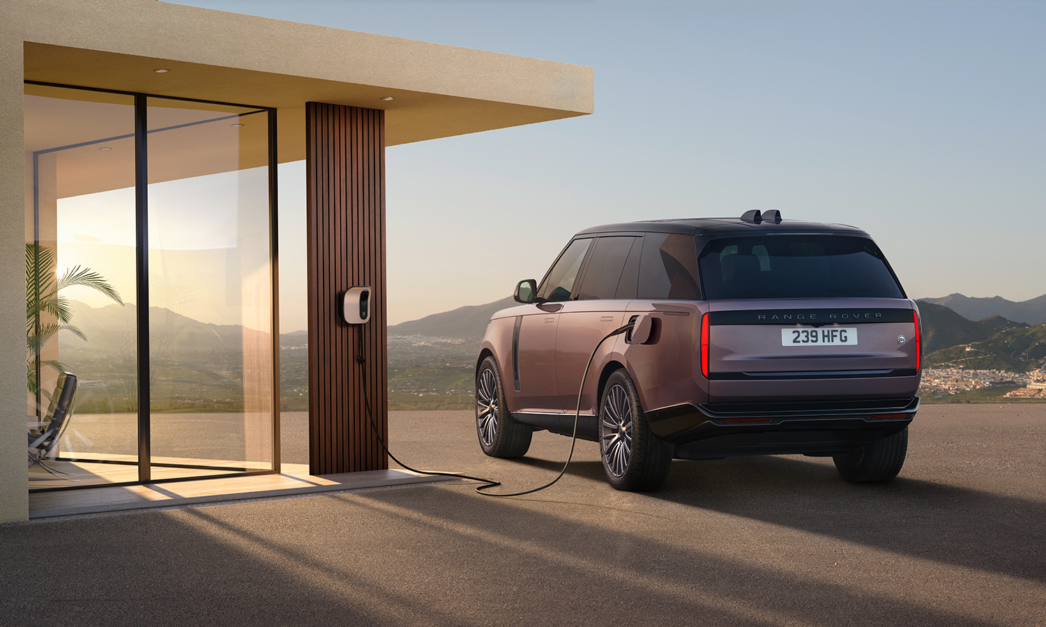 Range Rover Electric cargando